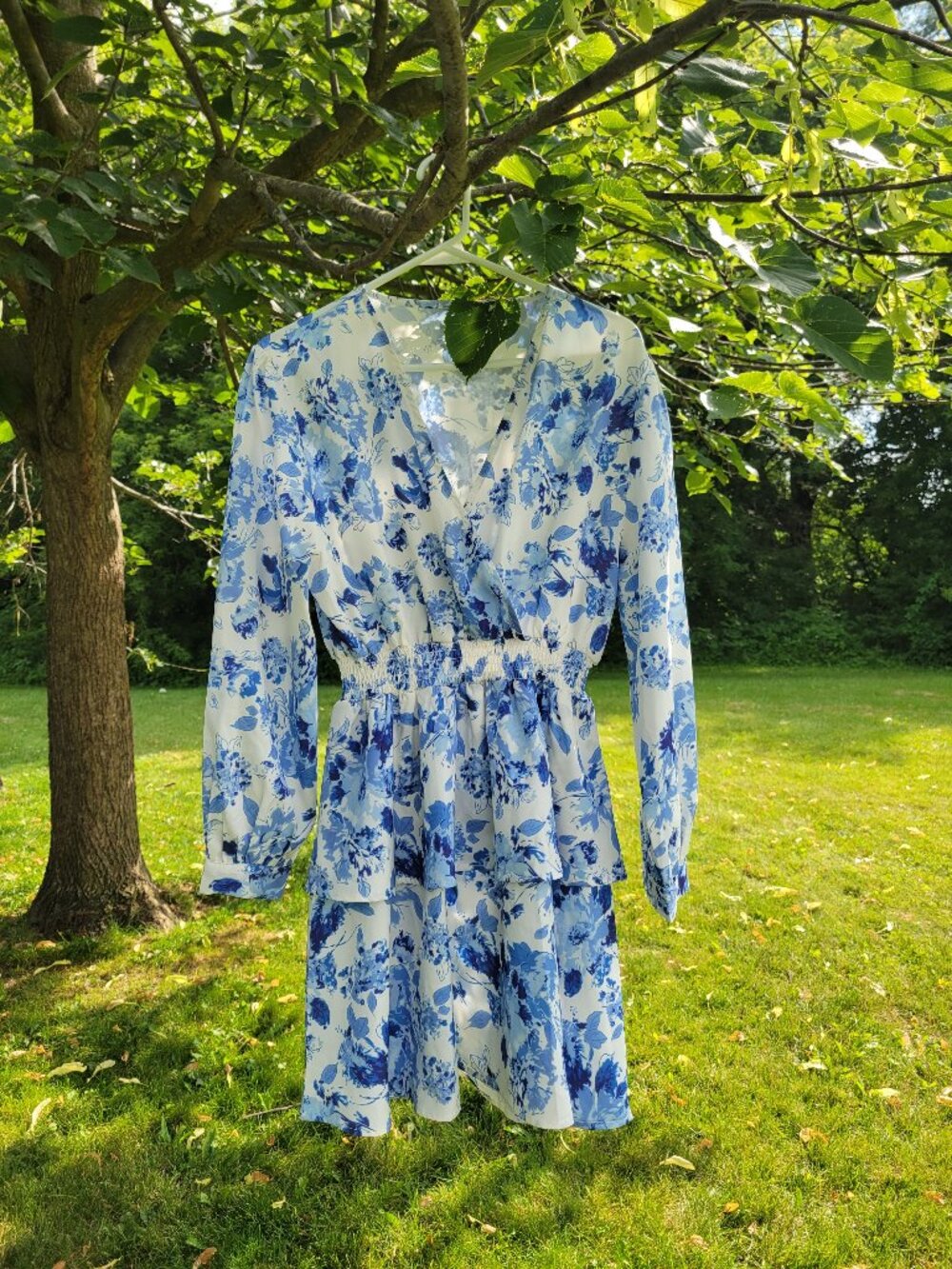 Gorgeous floral blue and white dress tired very neck floral long sleeve dress..